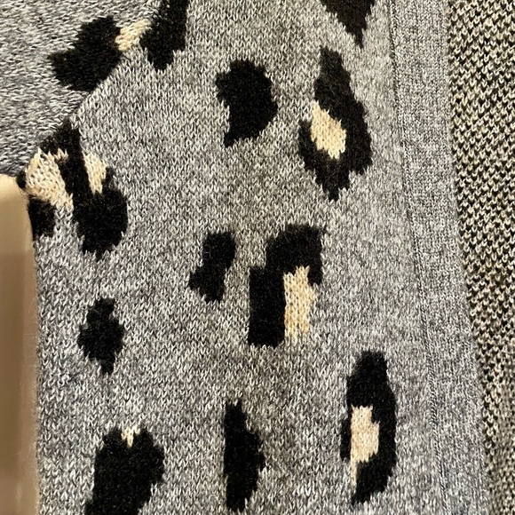 Gray Leopard Print Women's Sweater - Picture 5 of 6